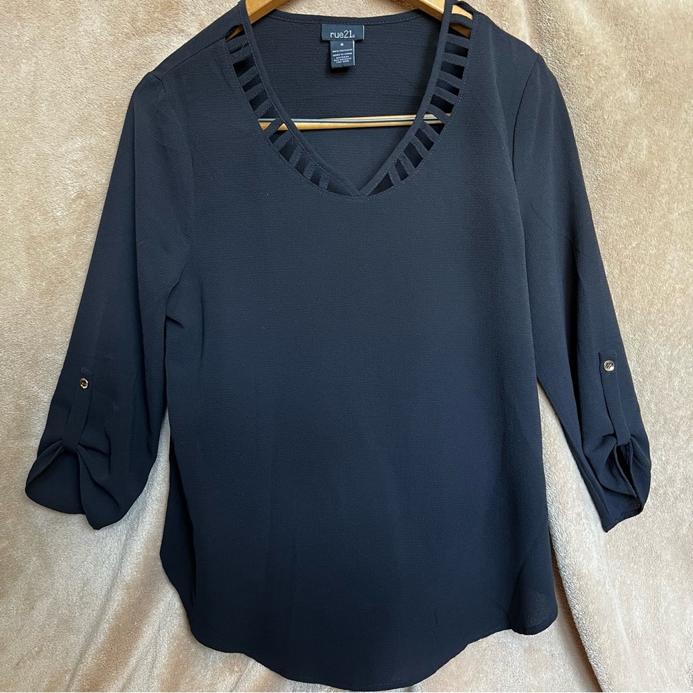 Rue21 Black Women's blouse with Cute Neckline - S